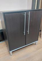 Zwarte houten dressoir kast met zilveren poten en handvatten, 25 tot 50 cm, Overige houtsoorten, Strak modern  design, Gebruikt