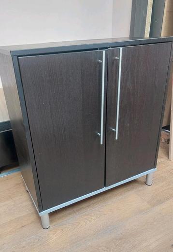 Zwarte houten dressoir kast met zilveren poten en handvatten beschikbaar voor biedingen