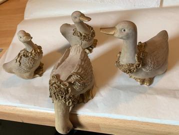 Keramische Eendjes familie beschikbaar voor biedingen