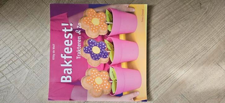 Kitty de Wolf - Bakfeest! Trakteren en zo, Boeken, Kookboeken, Zo goed als nieuw, Ophalen of Verzenden