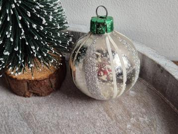 Vintage kerstbal strepen zilver 518 beschikbaar voor biedingen