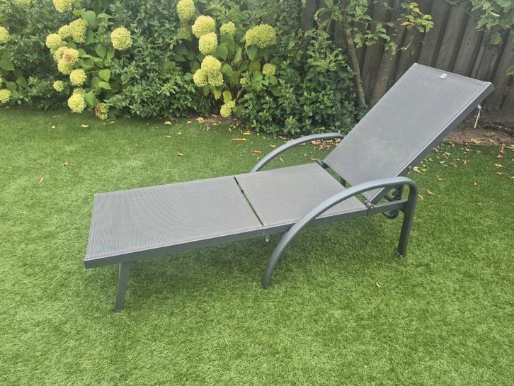 Inklapbare ligstoel met kussen, Tuin en Terras, Ligbedden, Gebruikt, Metaal, Inklapbaar, Verstelbaar, Ophalen