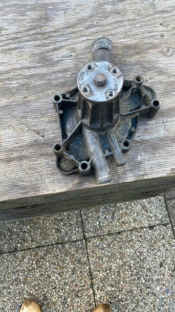 Dodge b300 waterpomp beschikbaar voor biedingen