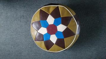 Ronde leren poef beschikbaar voor biedingen