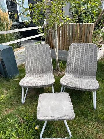 Tuinsetje: 2 stoelen & tafeltje beschikbaar voor biedingen