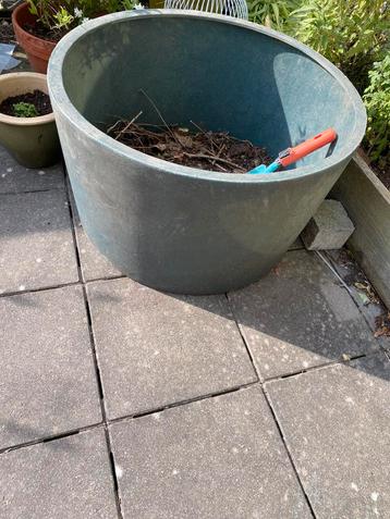 Lichtgewicht ronde plantenbak doorsnee 60cm gratis beschikbaar voor biedingen