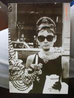 kaart Audrey Hepburn 3 Breakfast at Tiffany's, Verzamelen, Ansichtkaarten | Themakaarten, Ophalen of Verzenden, 1980 tot heden
