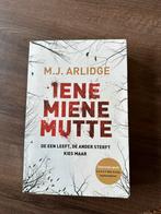 M.J. Arlidge - Iene Miene Mutte, Boeken, Thrillers, Ophalen of Verzenden, Zo goed als nieuw, Nederland, M.J. Arlidge