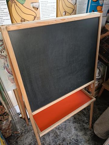 Schoolbord op standaatd beschikbaar voor biedingen