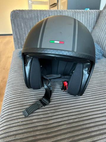Scooter helm te koop. beschikbaar voor biedingen