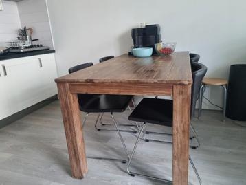 Houten eettafel (160x85x78) met 4 stoelen beschikbaar voor biedingen