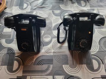 2 oude bakelieten muurtelefoons  PTT. 1958 beschikbaar voor biedingen