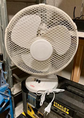 Tafel ventilator met 3 snelheden. Zwenken of stilstaan. beschikbaar voor biedingen
