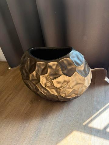 Stijlvolle bloemenpot voor binnen beschikbaar voor biedingen
