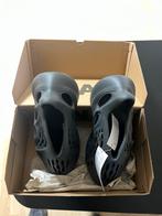 Yeezy Foam Runner Carbon Maat 44 - Nieuw!, Ophalen of Verzenden, Nieuw, Zwart, Slippers