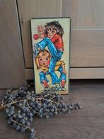 Vintage schilderijtje hardboard spelende jongen + meisje '70, Ophalen of Verzenden, Huis en Inrichting
