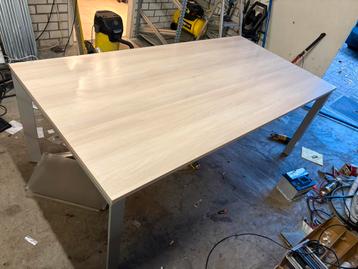 Nieuwe tafel of bureau beschikbaar voor biedingen