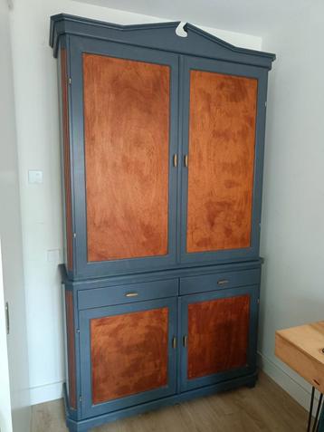 Prachtige hardhouten kast beschikbaar voor biedingen