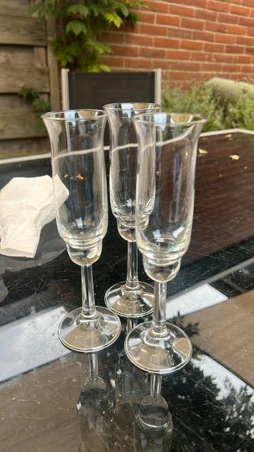 3 glaasjes op voetje/ champagneglazen beschikbaar voor biedingen