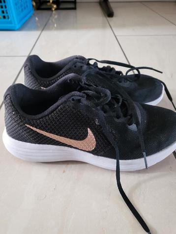 Nike Revolution 3 - Zwart/Goud - Maat 38 beschikbaar voor biedingen