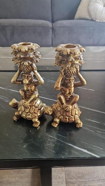 Twee gouden kandelaars met aap en schildpad beschikbaar voor biedingen