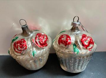 Vintage Zilverkleurige Kerstballen. Mandje met Bloemen beschikbaar voor biedingen