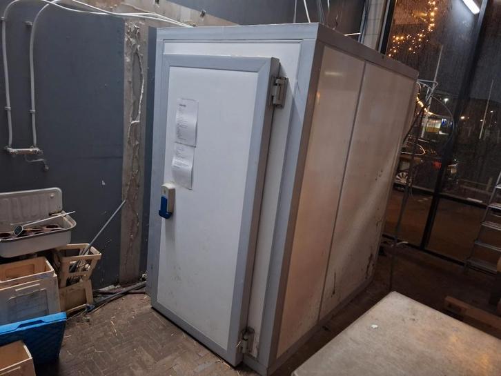 koelcel gebruikt in bloemen winkel, Witgoed en Apparatuur, Koelkasten en IJskasten, Gebruikt, Met vriesvak, 200 liter of meer