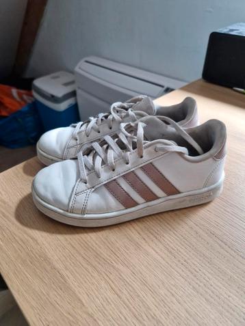 Adidas sneakers wit maat 33 beschikbaar voor biedingen