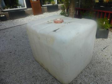 Watertank 1000 liter met vul en afvoerdop. Prijs € 35,- beschikbaar voor biedingen