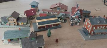 13 Faller, Kibri Ho huisjes,verkeersleiding,loodsen,stations beschikbaar voor biedingen