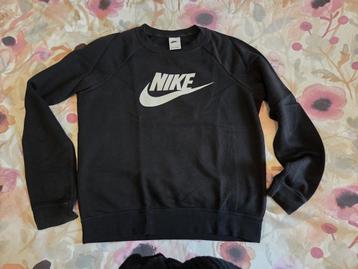 Zwarte Nike sweater, maat S beschikbaar voor biedingen