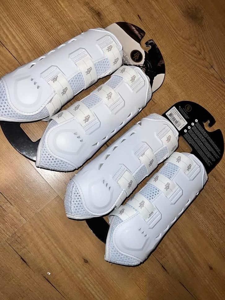 Nieuwe Set BR M Beenbeschermers Wit Wedstrijd Sleutelgat, Dieren en Toebehoren, Paarden en Pony's | Beschermers, Zo goed als nieuw