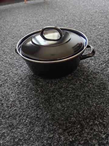 Zware braadpan met deksel. beschikbaar voor biedingen