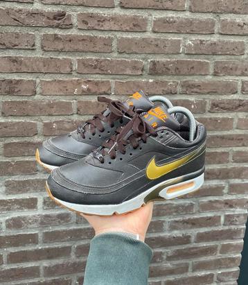 Nike Air Classic BW Brown Metallic Gold beschikbaar voor biedingen