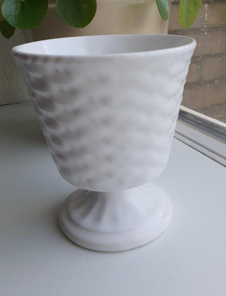 Porceleyne Delfts Wit Bekervaas op Voet – Goed, Antiek en Kunst, Antiek | Keramiek en Aardewerk, Ophalen of Verzenden