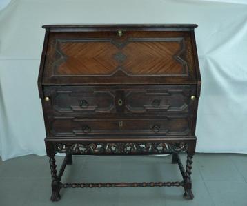 Antiek bureau. Eiken met inleg van Mahonie . Veel snijwerk. beschikbaar voor biedingen