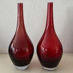 IKEA: 2 Johanna Jelinek Bordeauxrode vazen, Huis en Inrichting, Woonaccessoires | Vazen, Gebruikt, Ophalen of Verzenden, Glas