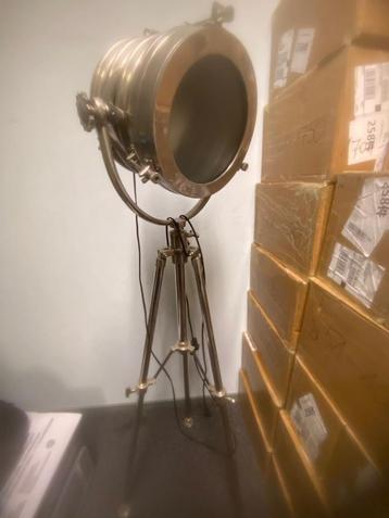 Industriële vloerlamp / Spotlight op statief beschikbaar voor biedingen
