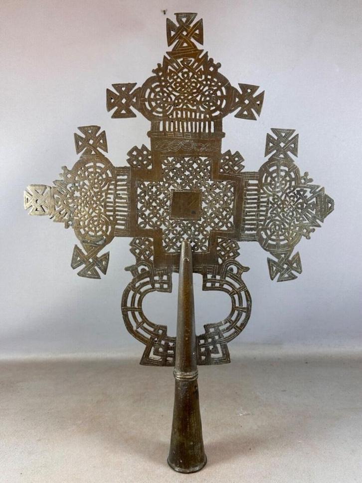 250311 Afrikaans Groot Koptisch Processie kruis uit Ethiopie, Antiek en Kunst, Antiek | Religie, Ophalen of Verzenden