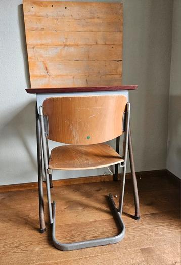Vintage bureau/lessenaar met schoolstoel (2x) beschikbaar voor biedingen