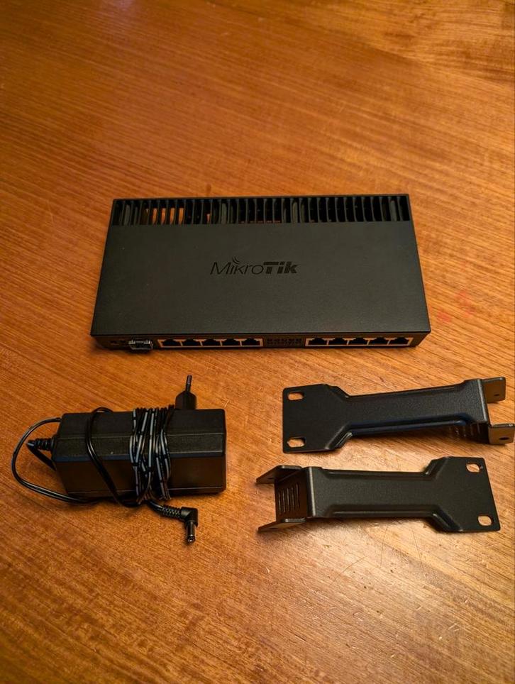 Te koop: MikroTik RB4011iGS+RM – 10-Gigabit Router/Switch, Computers en Software, Netwerk switches, Ophalen of Verzenden