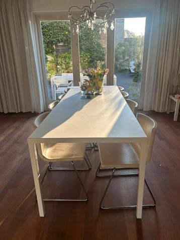 Prachtige witte eettafel  beschikbaar voor biedingen