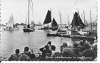 Grouw Admiraalzeilen bij het Theehuis., Verzamelen, Ansichtkaarten | Nederland, Ophalen of Verzenden, 1960 tot 1980, Gelopen, Friesland