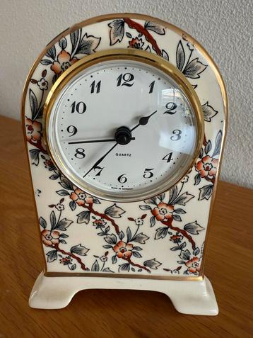 Vintage Duitse Tafelklok met Bloemmotief beschikbaar voor biedingen