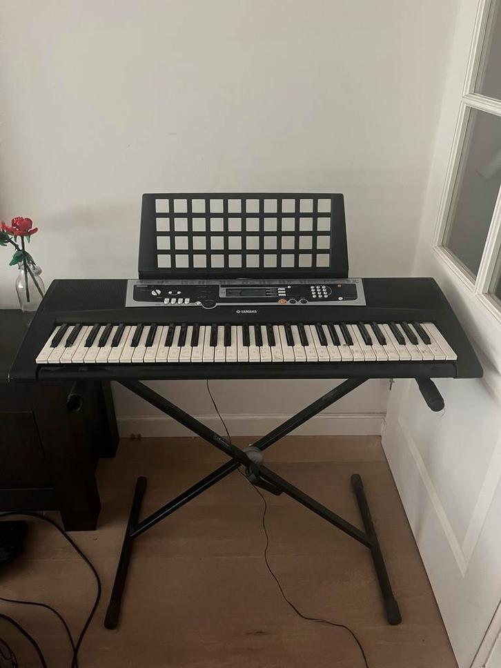 Yamaha YPT-210 Keyboard, Muziek en Instrumenten, Keyboards, Zo goed als nieuw, 61 toetsen, Yamaha, Met standaard, Ophalen