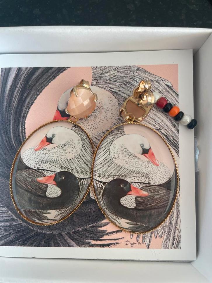 Desja Vu Zwanen Oorbellen - Nieuw in Doos, Sieraden, Tassen en Uiterlijk, Oorbellen, Nieuw, Hangers, Overige materialen, Zwart