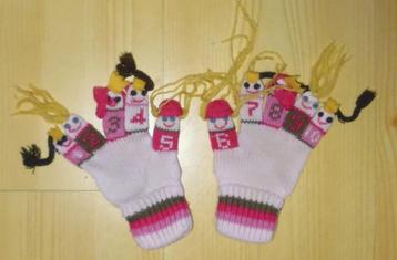 Handschoentjes(1) met gezichtjes en nummers op de beschikbaar voor biedingen