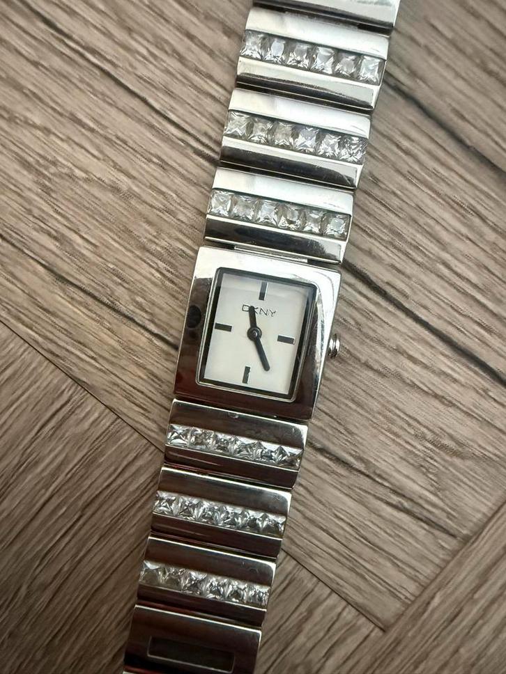DKNY Dameshorloge Zilverkleurig met Strass, Sieraden, Tassen en Uiterlijk, Horloges | Dames, Zo goed als nieuw, Polshorloge, Overige merken