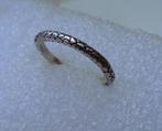 Zilverkleurige ring met schubbig motief, Gebruikt, 17 tot 18, Dame, Zilver