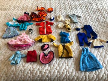 Handgebreide Barbie kleertjes. Div. setjes. beschikbaar voor biedingen